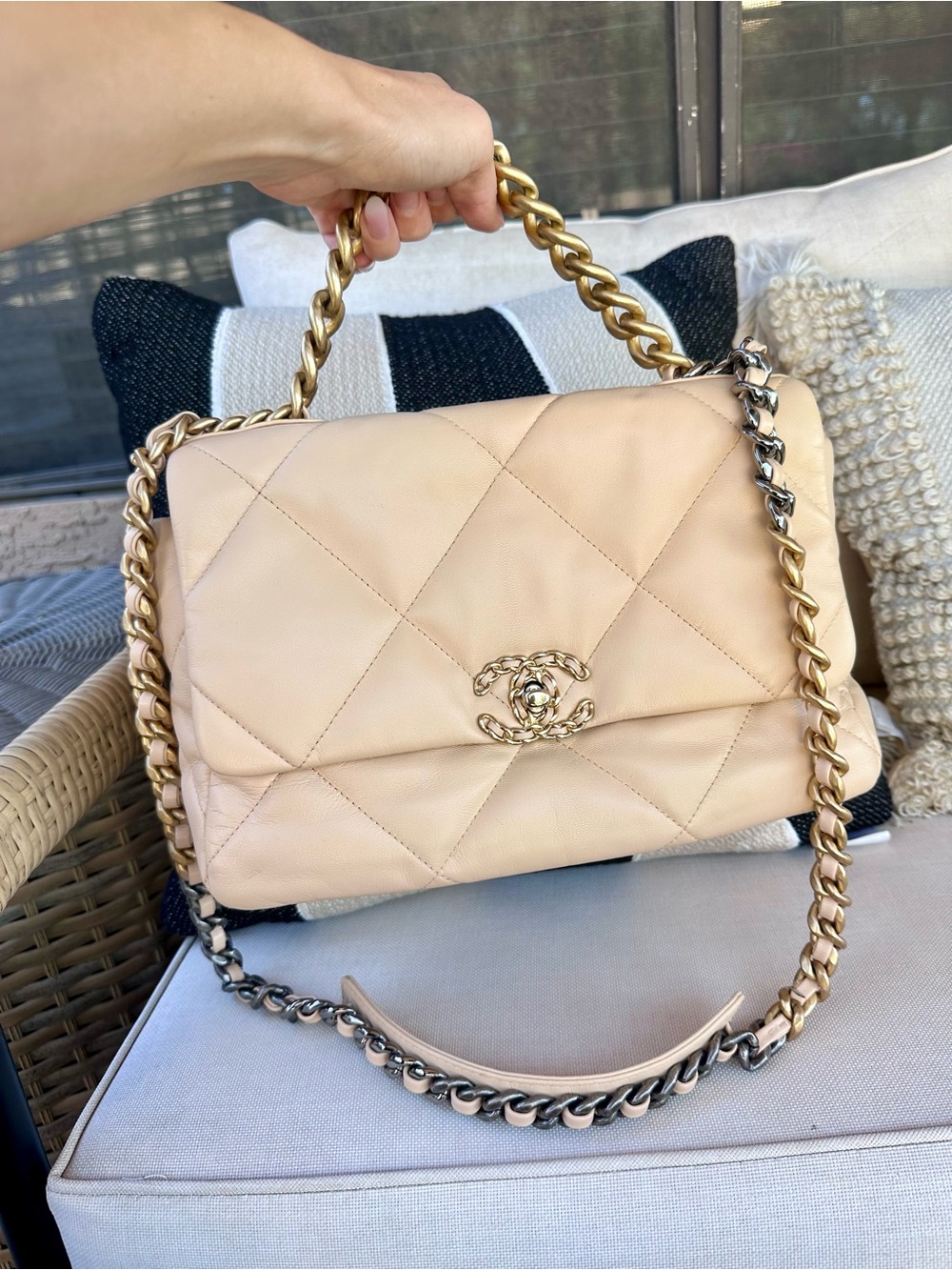 Chanel Large 19 Flap Bag cream Beige Lambskin Mixed Hardware 100% authentic - Picture 2 of 13